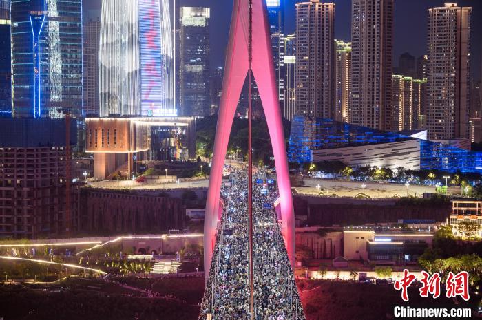 Galeria: ponte icônica repleta de visitantes no sudoeste da China