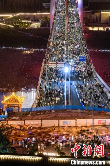 Galeria: ponte icônica repleta de visitantes no sudoeste da China