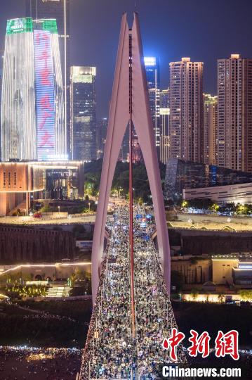 Galeria: ponte icônica repleta de visitantes no sudoeste da China