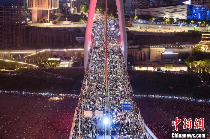 Galeria: ponte icônica repleta de visitantes no sudoeste da China