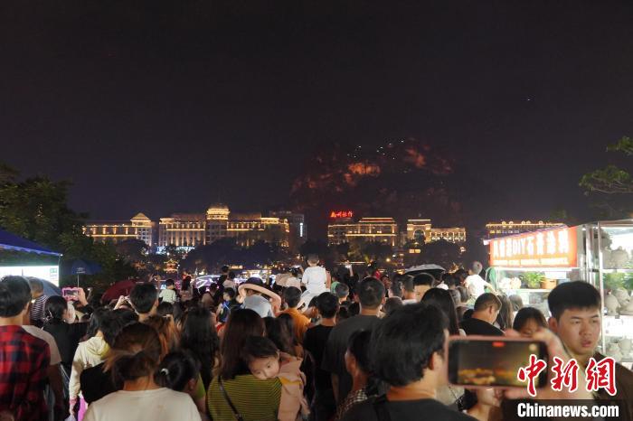 Milhares de iguarias no mercado noturno de Guangxi satisfazem apetite dos turistas