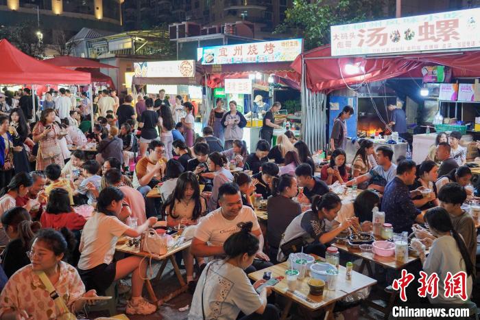 Milhares de iguarias no mercado noturno de Guangxi satisfazem apetite dos turistas