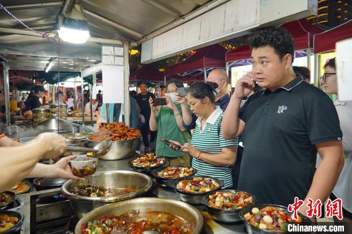 Milhares de iguarias no mercado noturno de Guangxi satisfazem apetite dos turistas