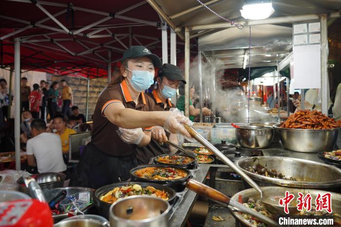 Milhares de iguarias no mercado noturno de Guangxi satisfazem apetite dos turistas