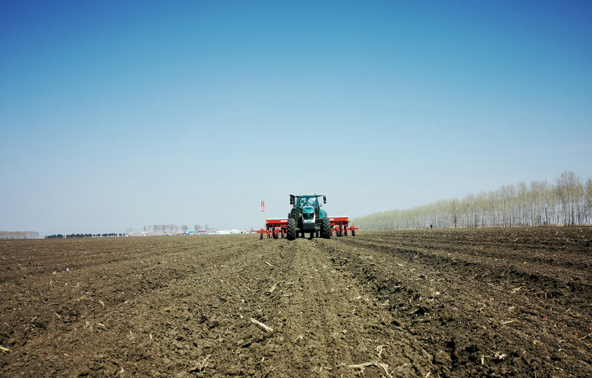 Província de Heilongjiang implementa maquinaria agrícola autônoma com recurso a navegação por satélite