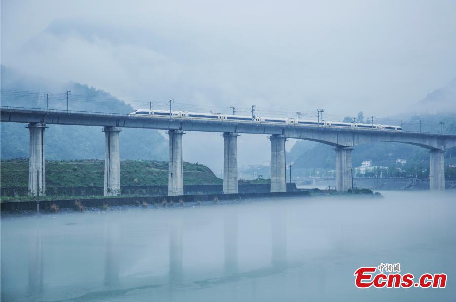 Galeria: trem de alta velocidade circula em montanhas envoltas de nuvens no centro da China