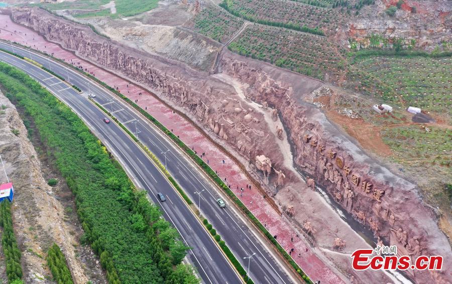 Escultura de montanha em fabricação de porcelana é revelada no norte da China