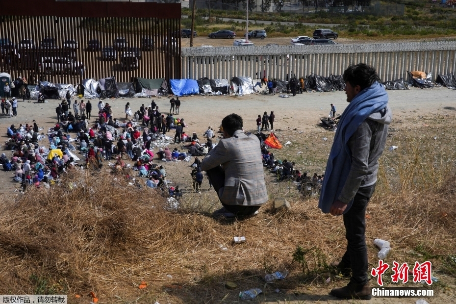 EUA: grande imigrantes se reúnem na fronteira com México aguardando fim do Título 42