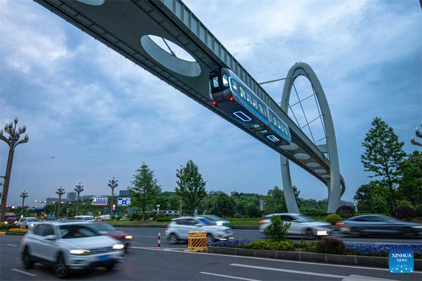 Monotrilho suspenso realizou passeio de teste em Wuhan