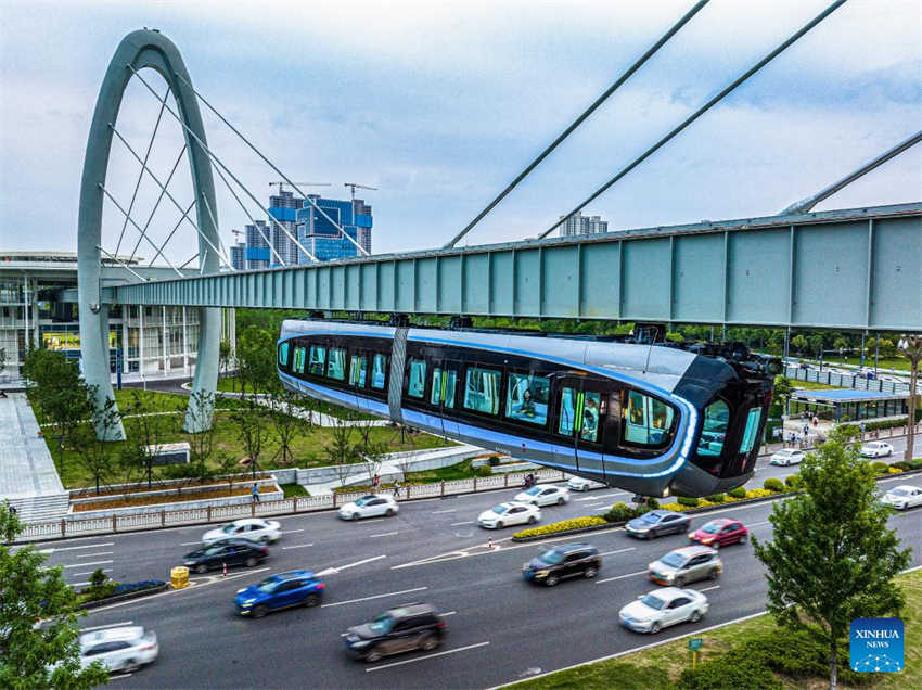 Monotrilho suspenso realizou passeio de teste em Wuhan