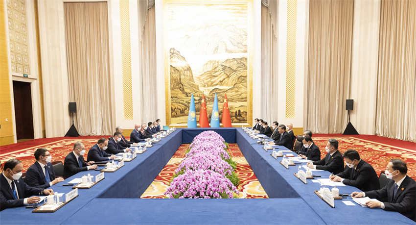 Xi Jinping conversa com presidente do Cazaquistão