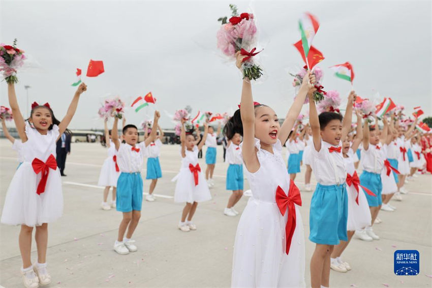 Presidente do Tajiquistão chega a Xi'an para Cúpula China-Ásia Central