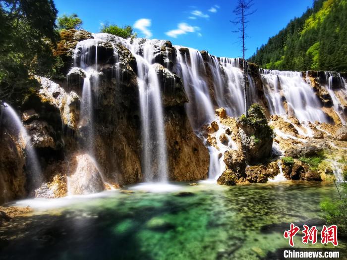 Jiuzhaigou recebeu mais de 1 milhão de visitantes em 2023