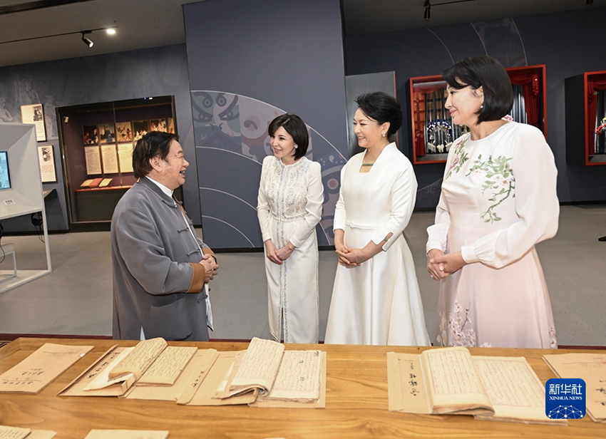 Peng Liyuan e esposas de líderes da Ásia Central visitam teatro histórico