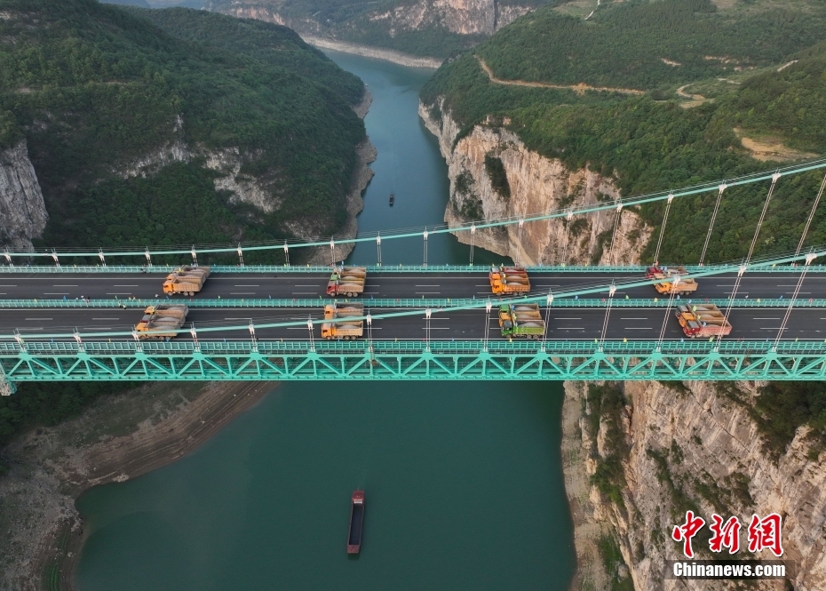 Ponte Jinfeng sobre rio Wujiang em Guizhou realiza testes de resistência