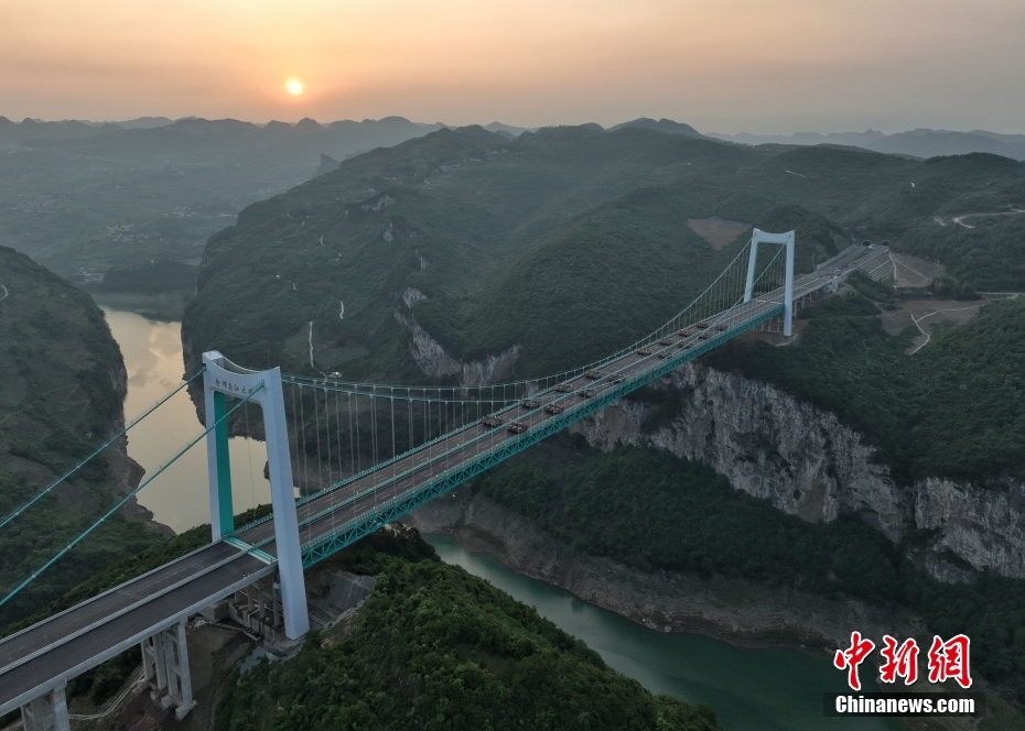 Ponte Jinfeng sobre rio Wujiang em Guizhou realiza testes de resistência