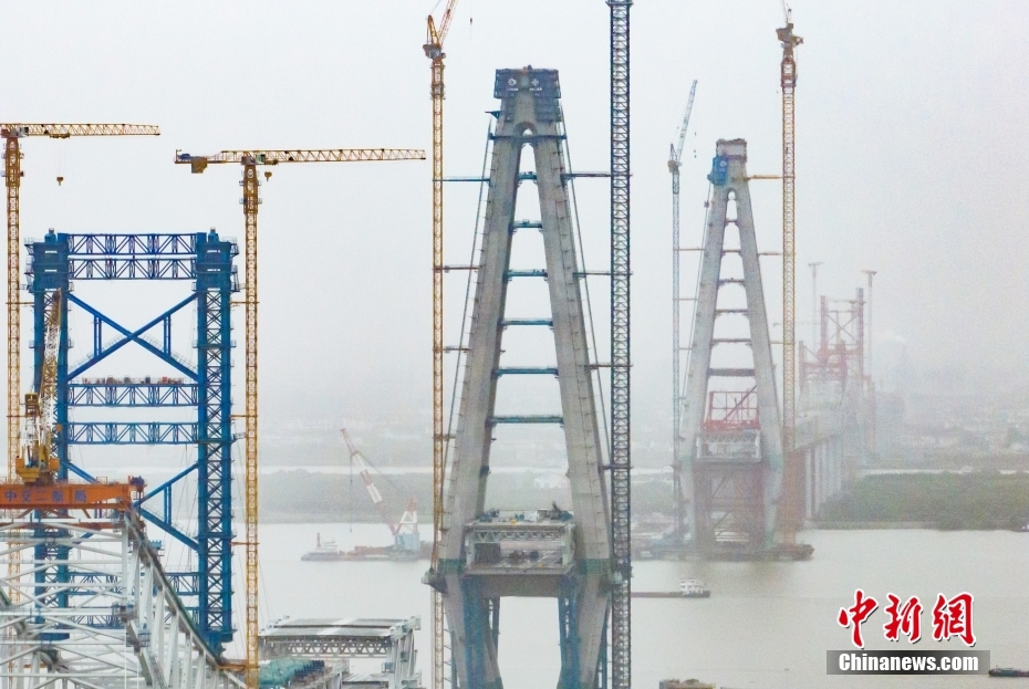 Construção da ponte Changtai sobre rio Yangtze continua avançando no leste da China