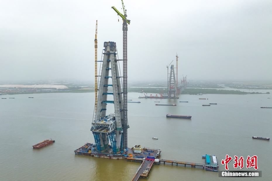 Construção da ponte Changtai sobre rio Yangtze continua avançando no leste da China