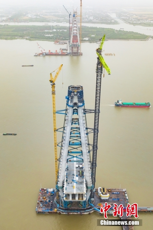 Construção da ponte Changtai sobre rio Yangtze continua avançando no leste da China