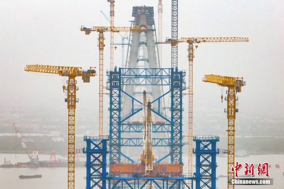 Construção da ponte Changtai sobre rio Yangtze continua avançando no leste da China