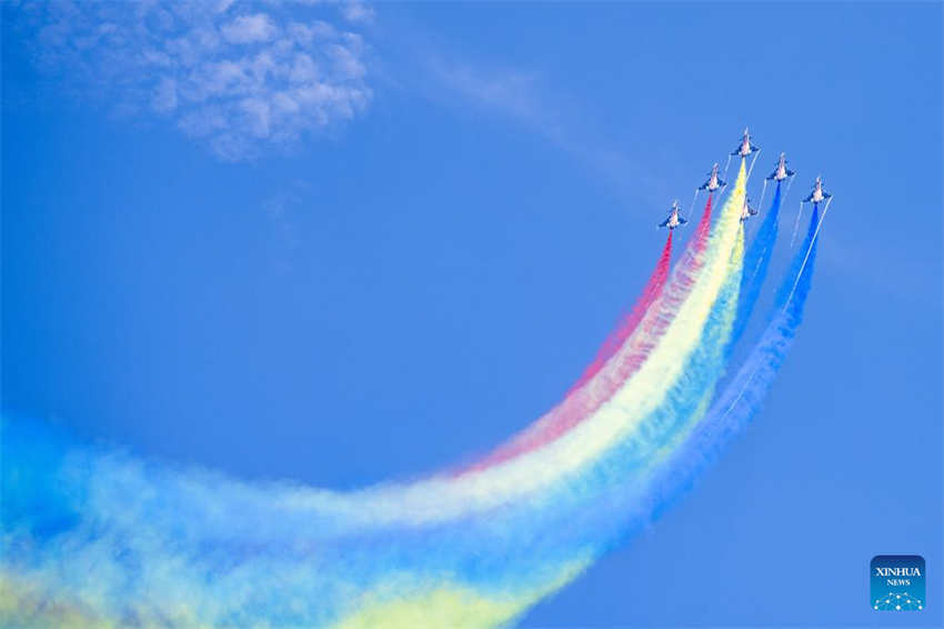 Equipe de acrobacias da Força Aérea da China se apresenta na Exposição Marítima e Aeroespacial Internacional de Langkawi