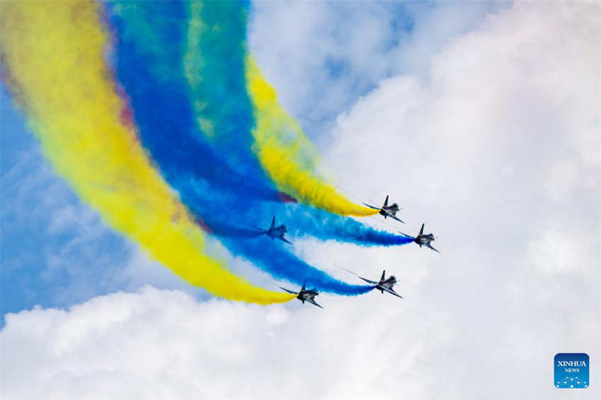 Equipe de acrobacias da Força Aérea da China se apresenta na Exposição Marítima e Aeroespacial Internacional de Langkawi