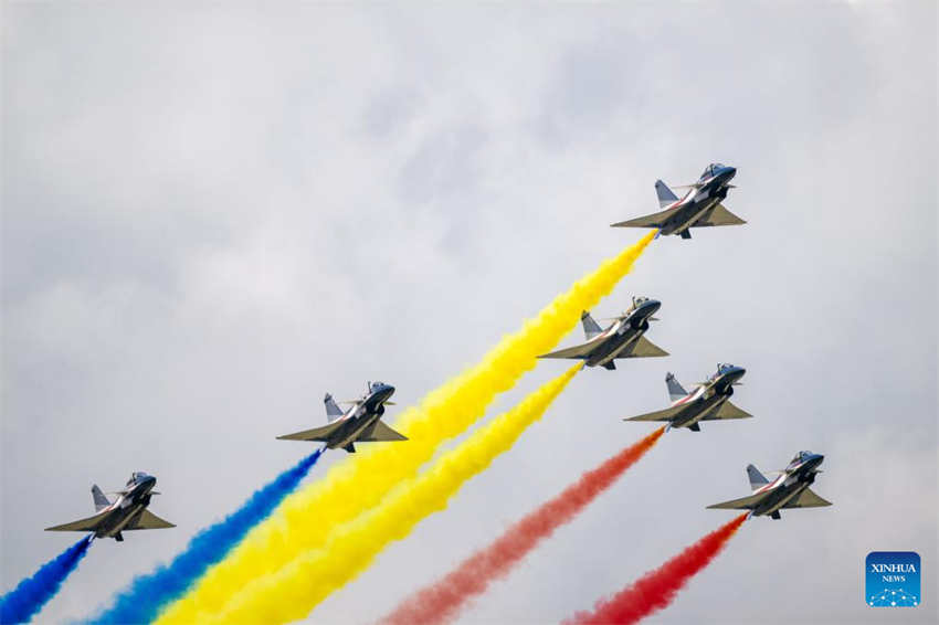 Equipe de acrobacias da Força Aérea da China se apresenta na Exposição Marítima e Aeroespacial Internacional de Langkawi