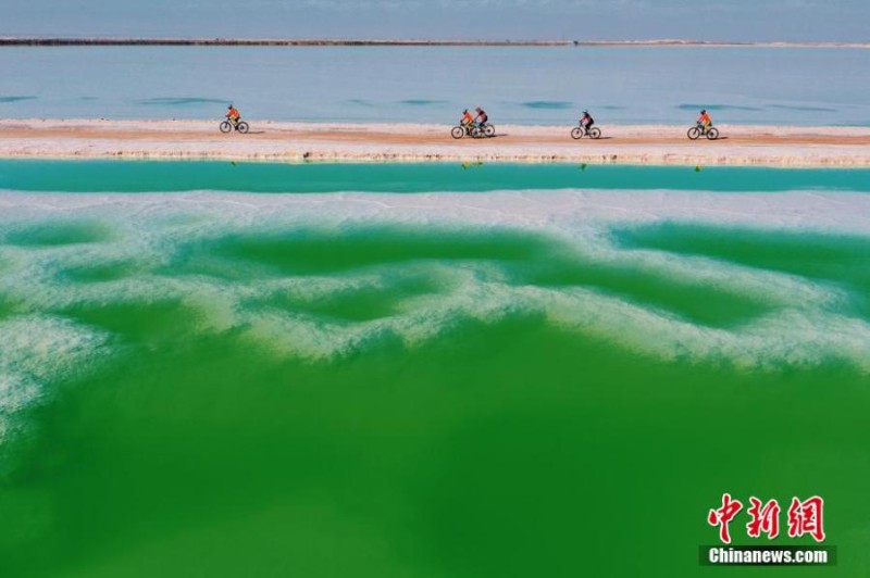 Ciclistas competem em paisagem espetacular em Qinghai