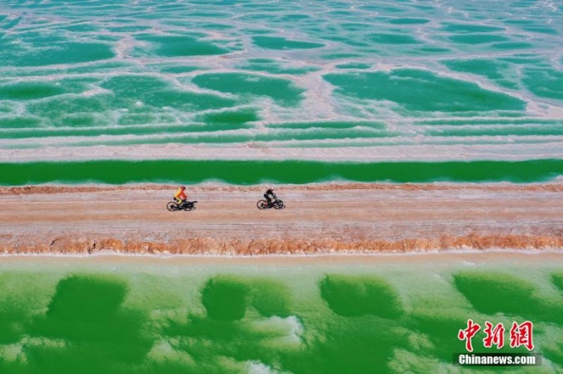 Ciclistas competem em paisagem espetacular em Qinghai