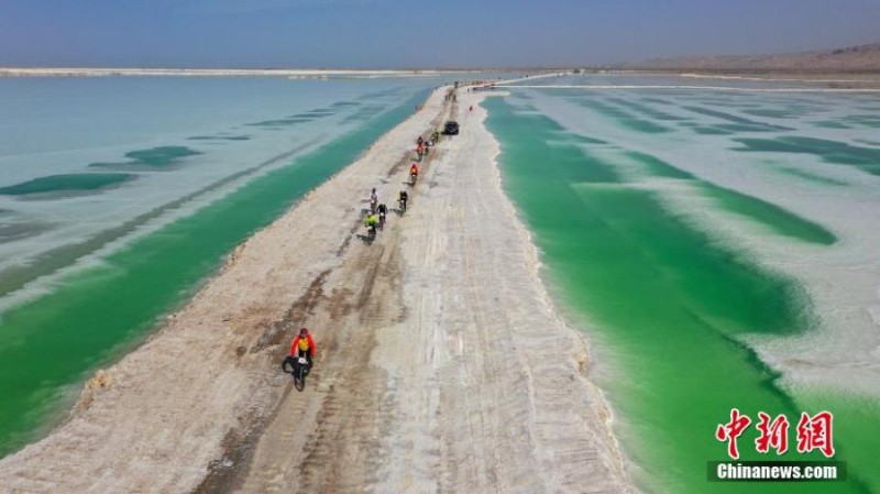 Ciclistas competem em paisagem espetacular em Qinghai