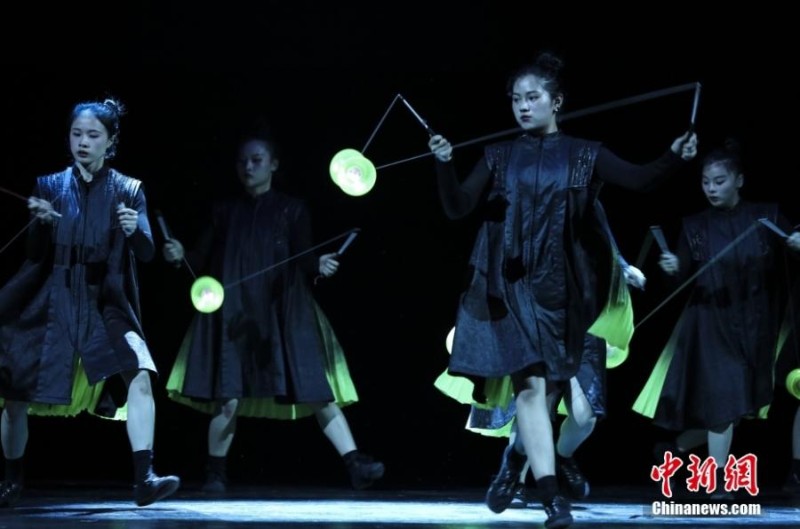 Gala acrobática temática para enviados diplomáticos é realizada em Beijing