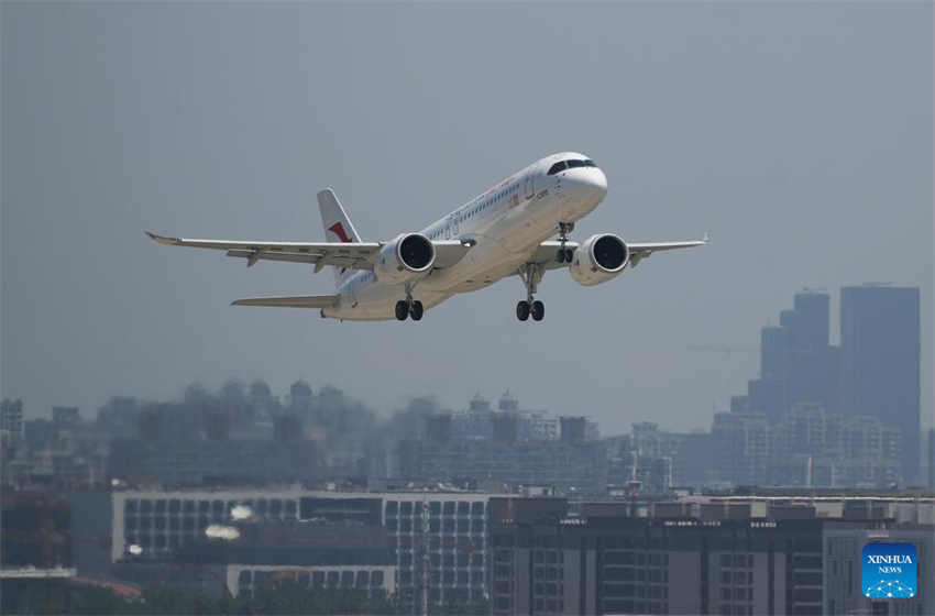 Avião chinês C919 realiza voo comercial inaugural