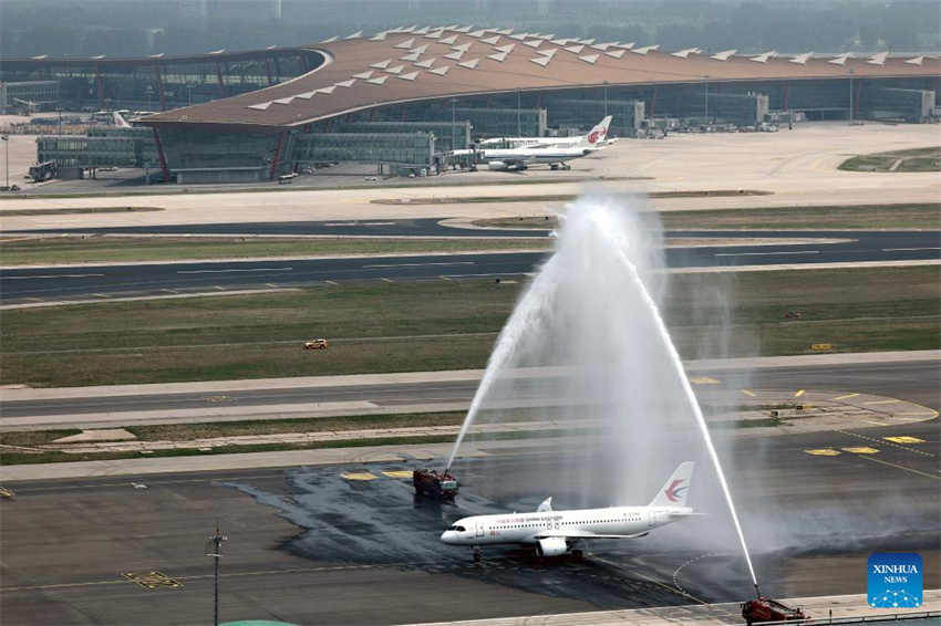 Avião chinês C919 realiza voo comercial inaugural