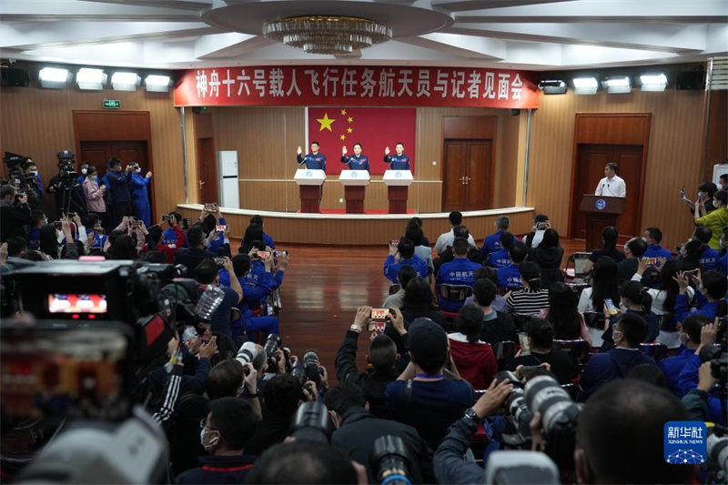 Astronautas da missão chinesa Shenzhou-16 reúnem-se com a imprensa