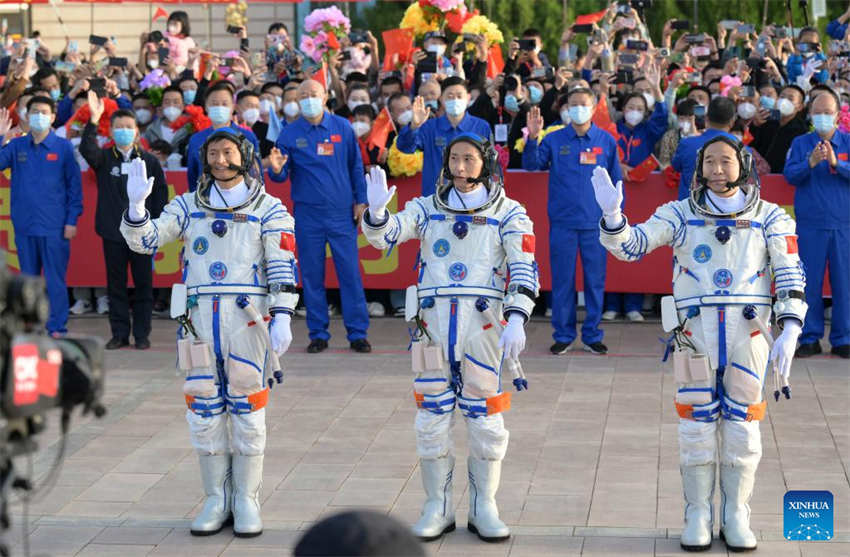 Cerimônia de despedida é realizada para astronautas chineses da missão Shenzhou-16