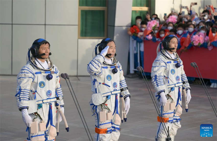 Cerimônia de despedida é realizada para astronautas chineses da missão Shenzhou-16