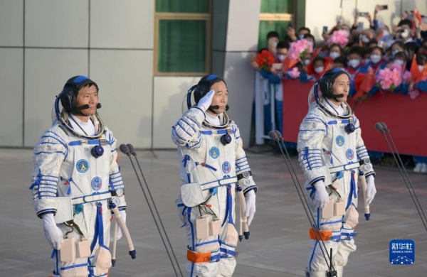 Realizada cerimônia de despedida para astronautas chineses da missão Shenzhou-16