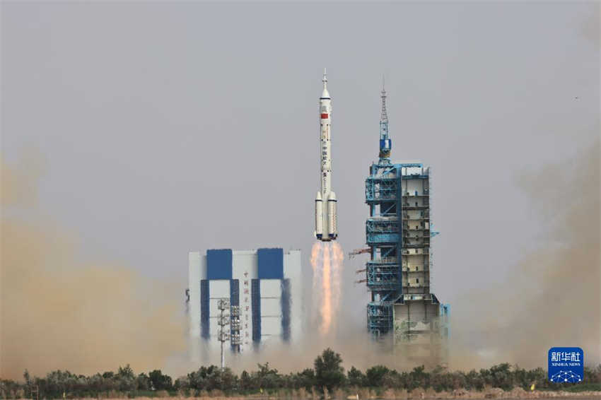 China lança espaçonave tripulada Shenzhou-16 para tarefas intensivas de 5 meses na estação espacial