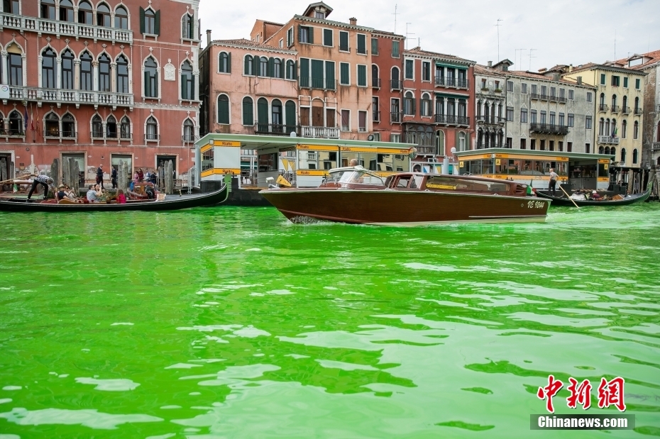 Cor da água do principal rio de Veneza tornou-se verde fluorescente