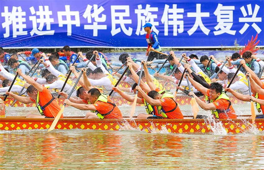 Realizada corrida de barcos-dragão da Grande Área da Baía de Guangdong-Hong Kong-Macau