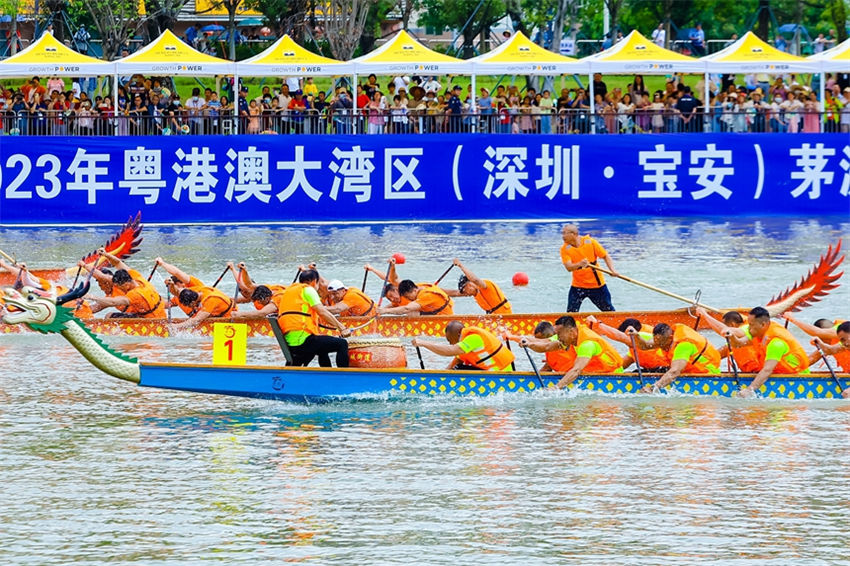 Realizada corrida de barcos-dragão da Grande Área da Baía de Guangdong-Hong Kong-Macau