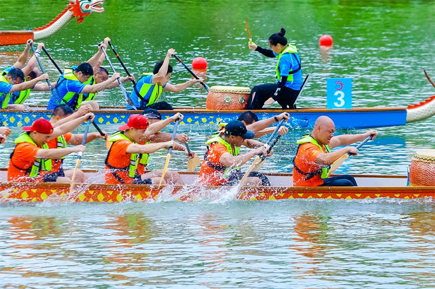 Realizada corrida de barcos-dragão da Grande Área da Baía de Guangdong-Hong Kong-Macau