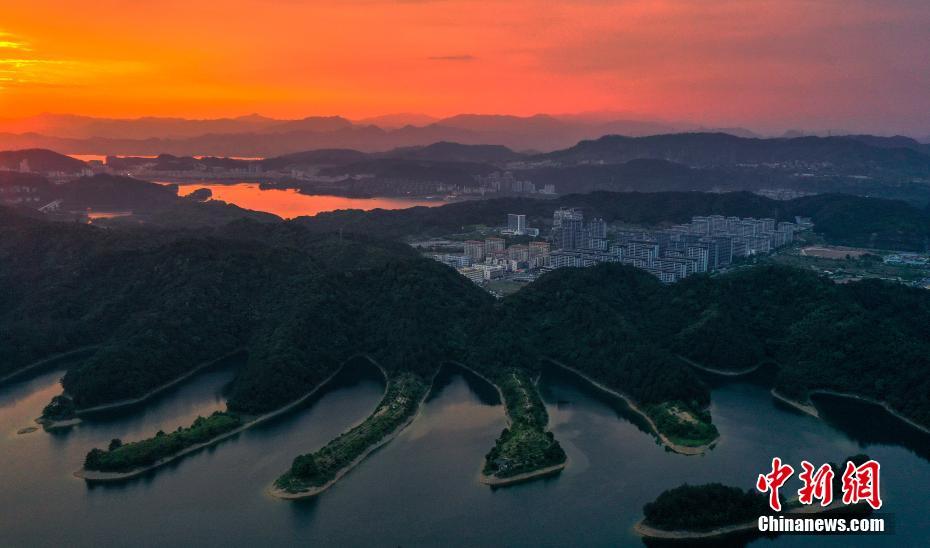 Galeria: linda paisagem ao pôr do sol surge no lago Qiandao no leste da China