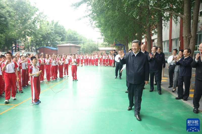 Xi Jinping visita escola em Beijing antes do Dia Internacional das Crianças