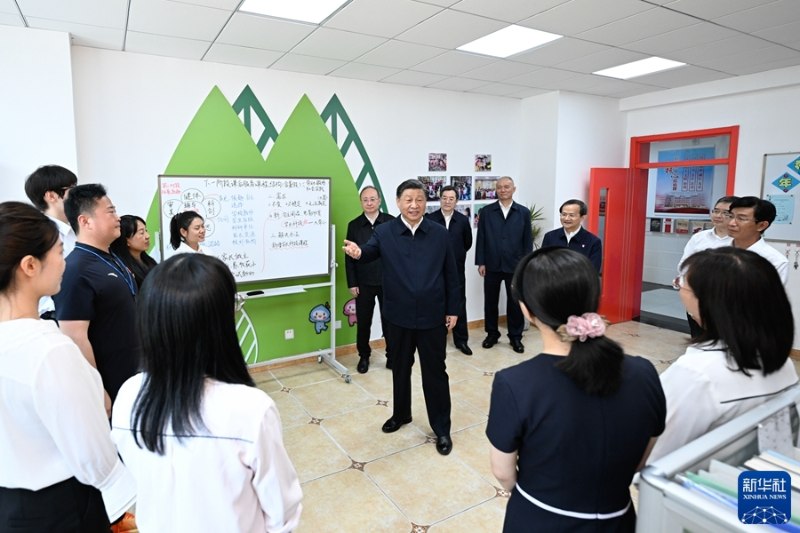 Xi Jinping visita escola em Beijing antes do Dia Internacional das Crianças