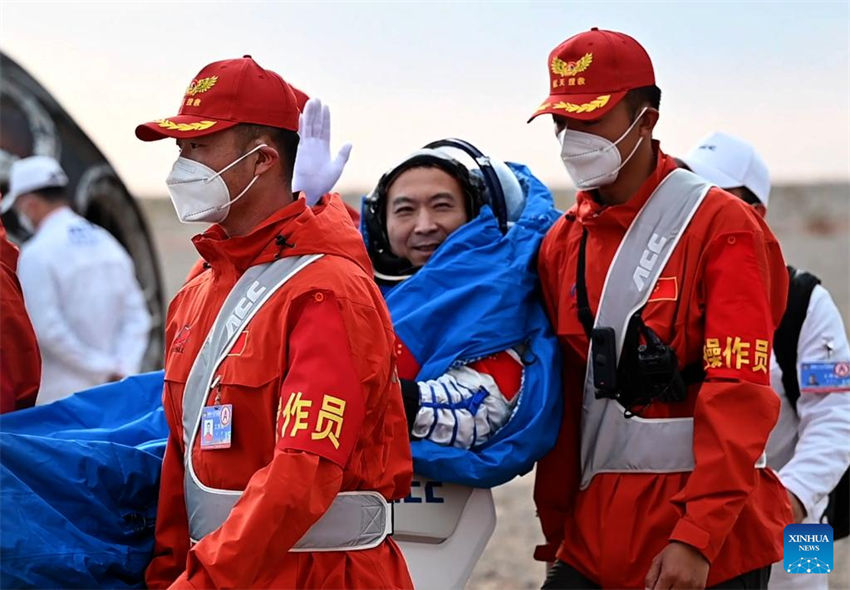 Astronautas da Shenzhou-15 da China retornam em segurança