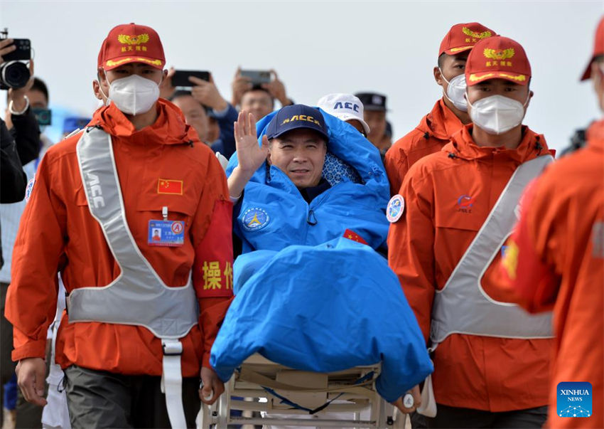 Astronautas da Shenzhou-15 da China retornam em segurança