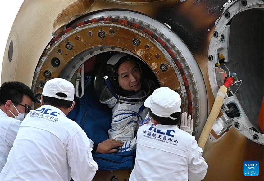 Astronautas da Shenzhou-15 da China retornam em segurança