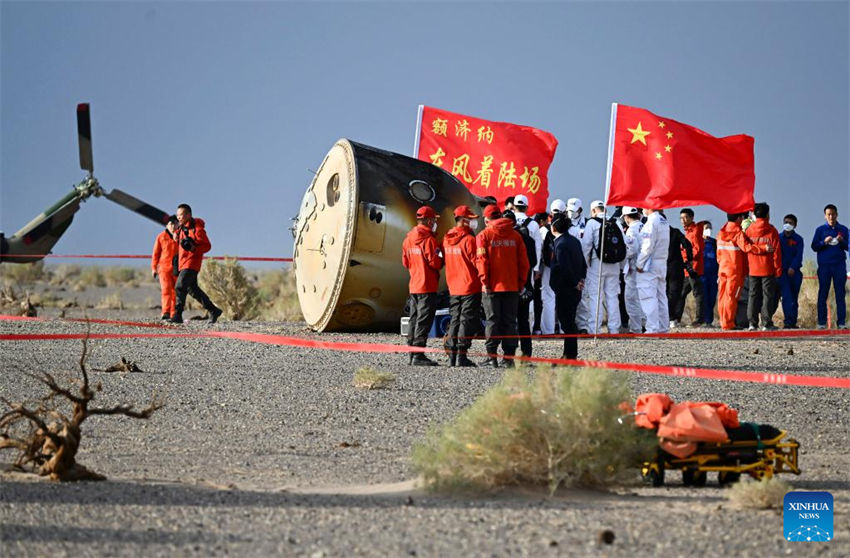 Astronautas da Shenzhou-15 da China retornam em segurança