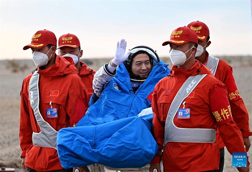 Astronautas da Shenzhou-15 da China retornam em segurança